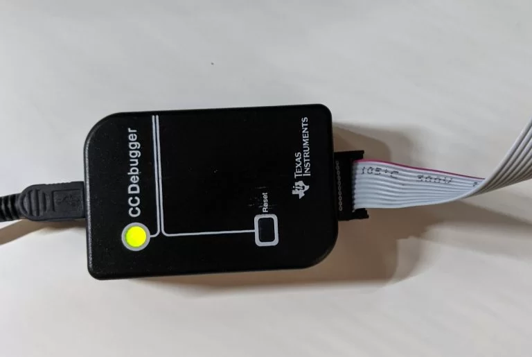 CC Debugger con luz verde encendida